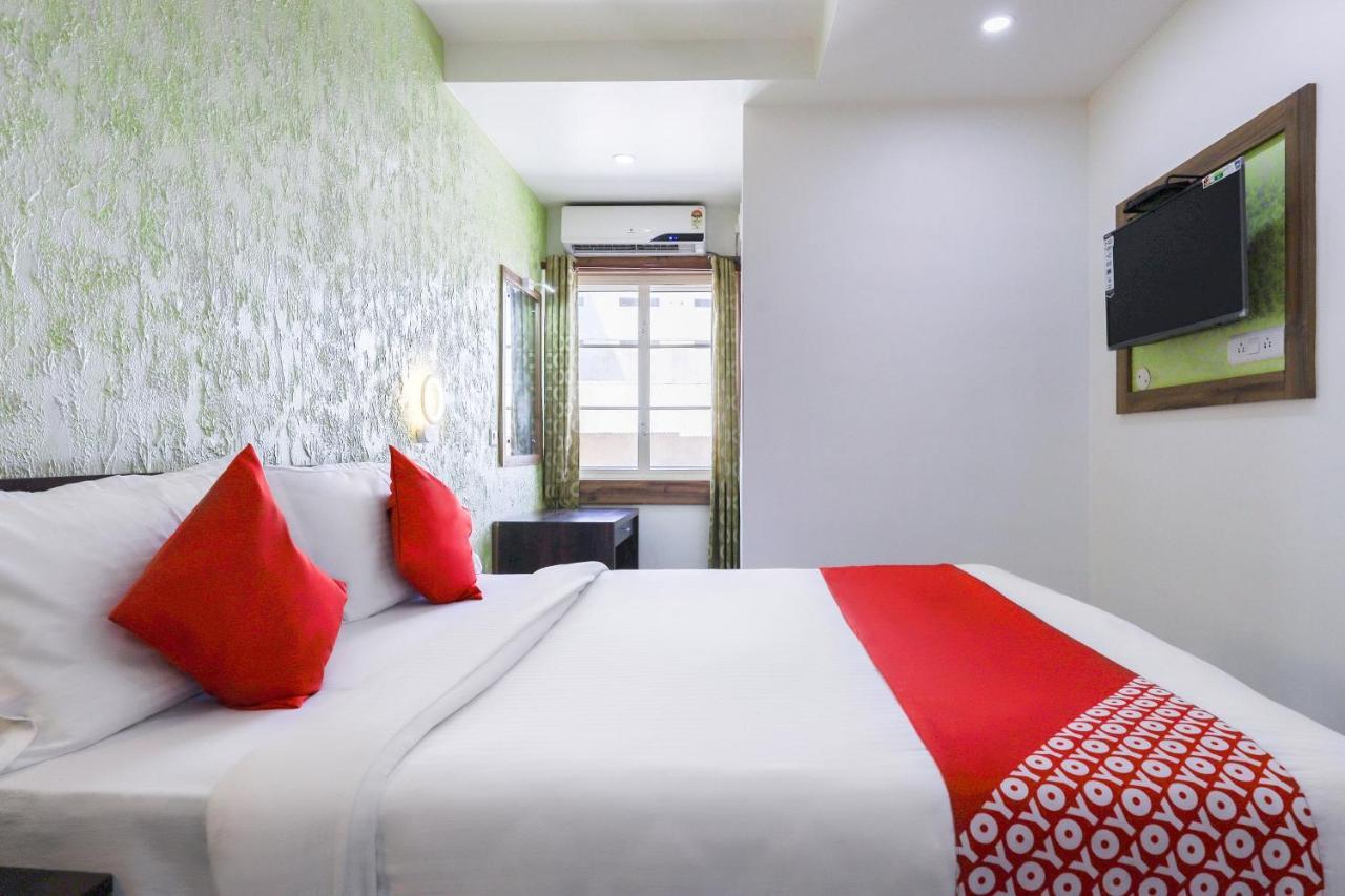 Capital O 71307 Feathers Hotel Kochi Exterior foto