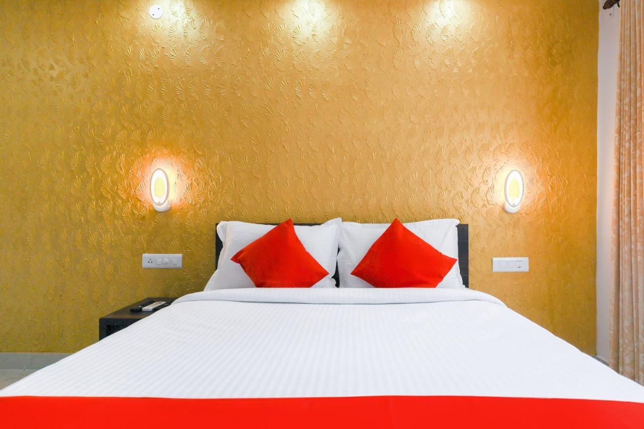 Capital O 71307 Feathers Hotel Kochi Exterior foto