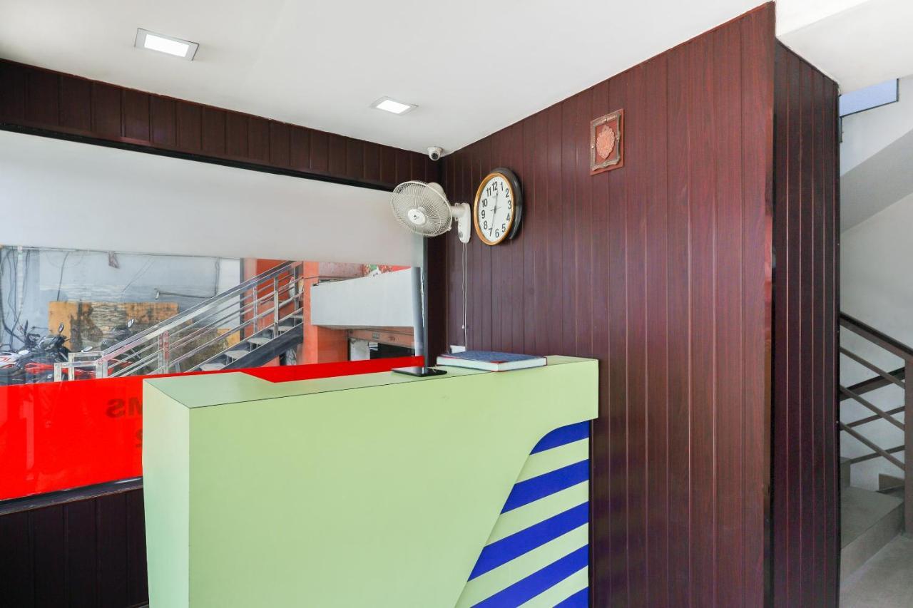 Capital O 71307 Feathers Hotel Kochi Exterior foto